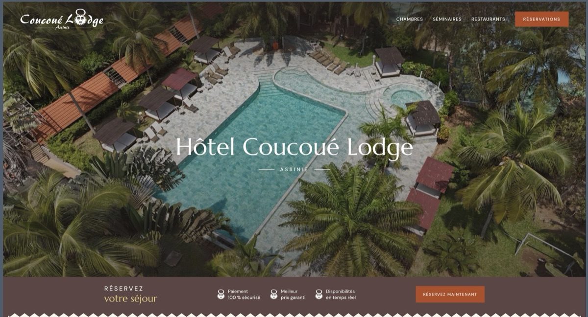 Création de site internet tourisme : la page d'accueil de l'hôtel Coucoué Lodge à Assinie